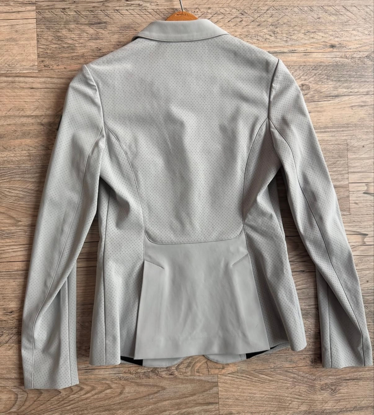 Equiline Casur B Move Show Coat IT38 Light Grey